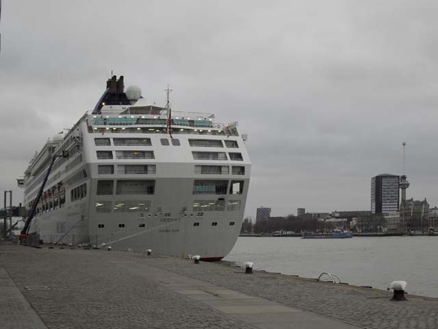 Cruiseschip ms Oceana van P&O aan de Cruise Terminal Rotterdam